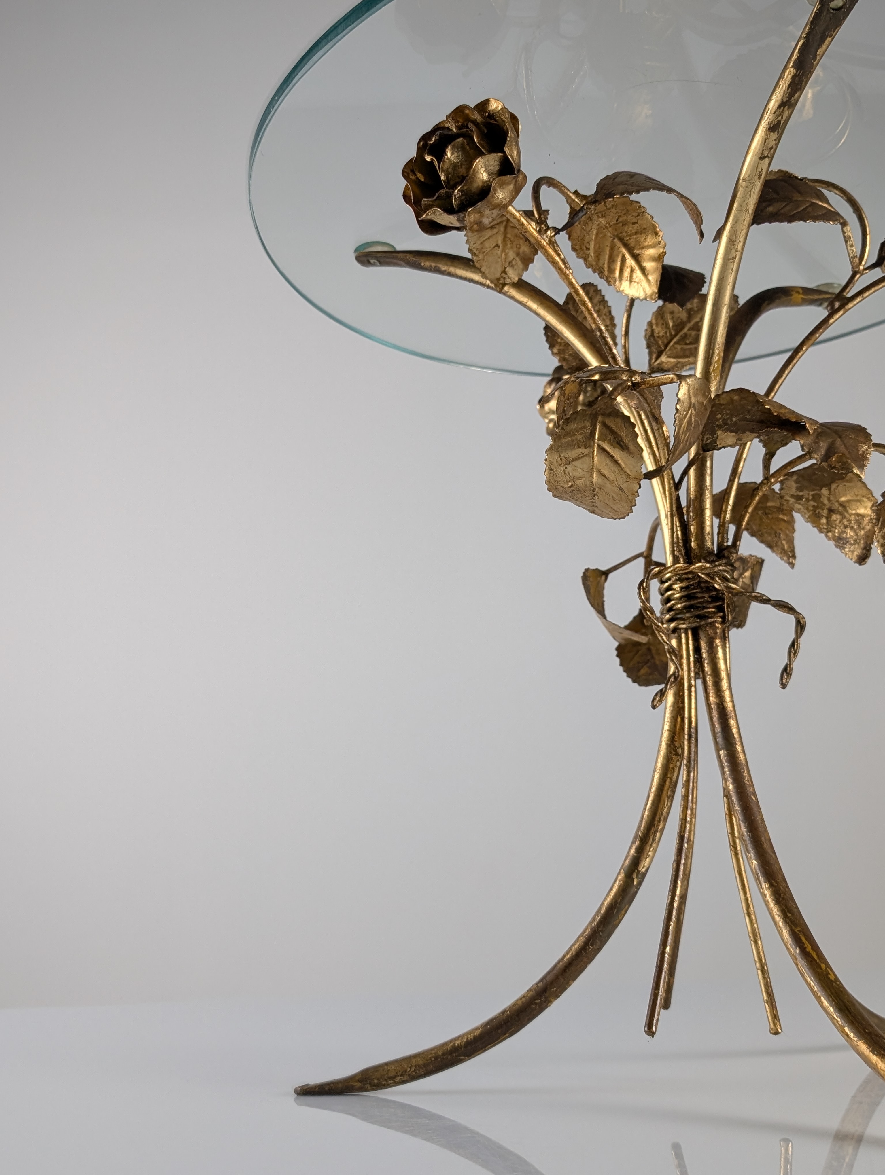 Mesa Auxiliar Mid Century de Metal Dorado con Rosas y Tapa de Cristal, 1970s - Imagen 5