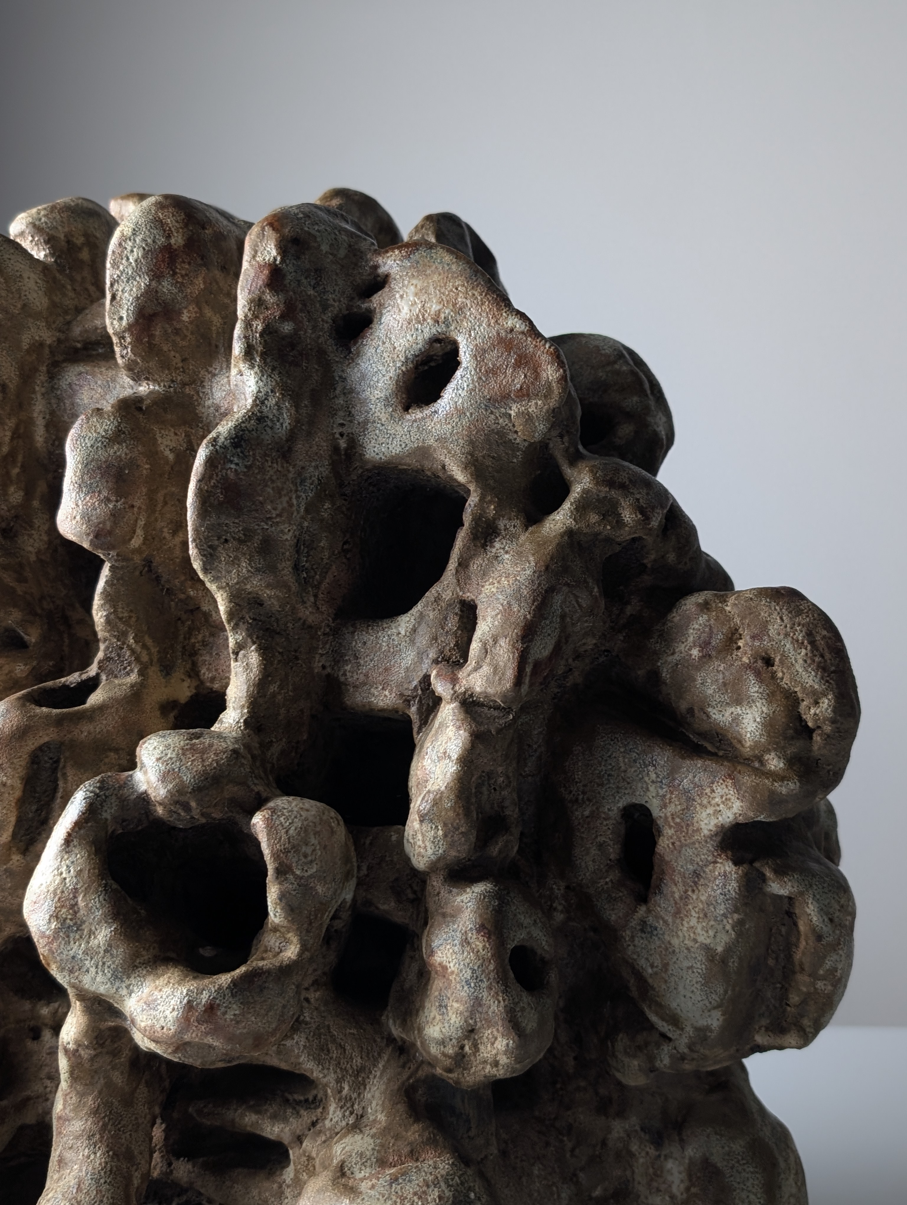 Gran Escultura Orgánica en Gres Vidriado con Formas de Coral, Firmada, 2002 - Imagen 5