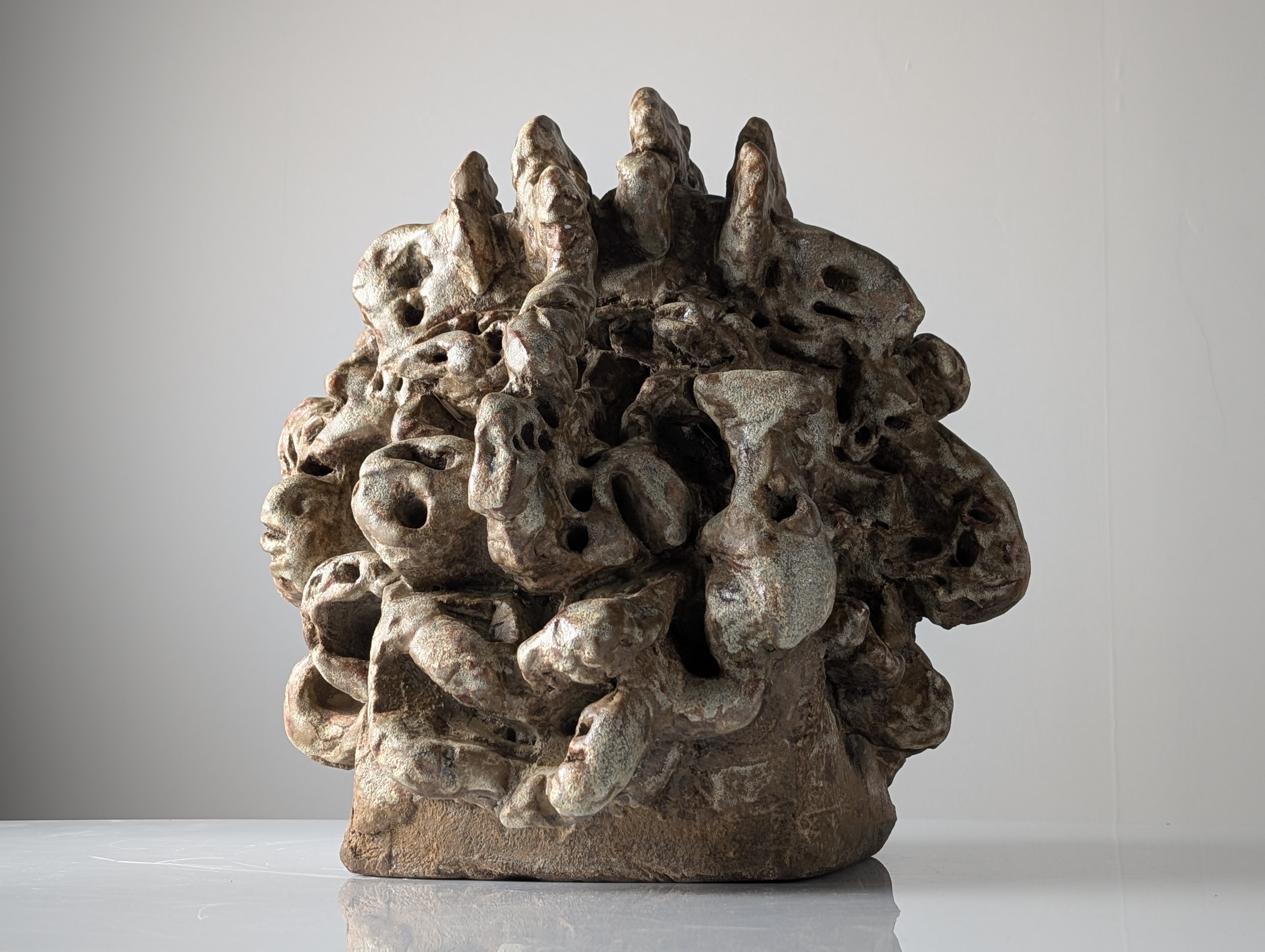 Gran Escultura Orgánica en Gres Vidriado con Formas de Coral, Firmada, 2002
