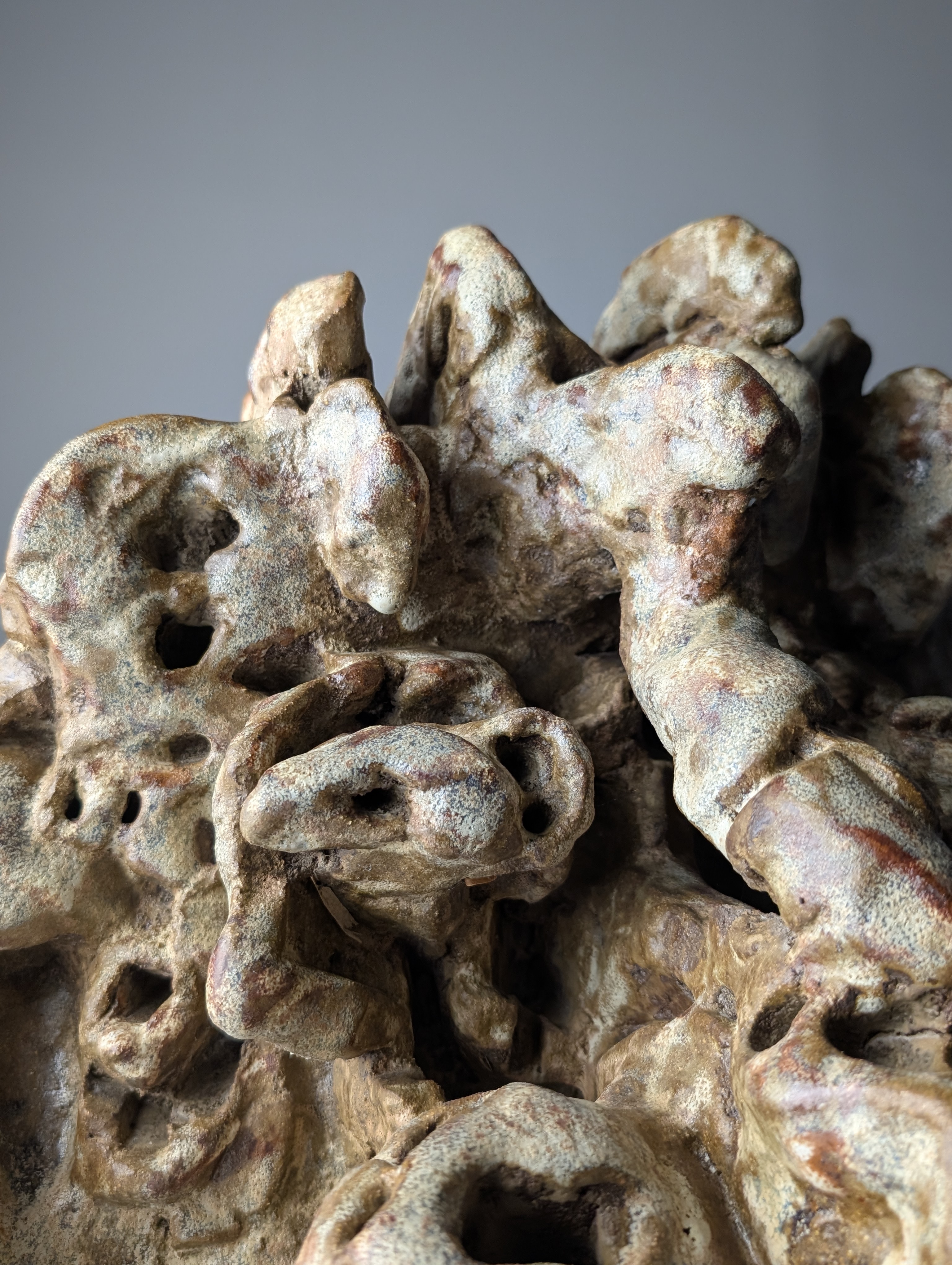 Gran Escultura Orgánica en Gres Vidriado con Formas de Coral, Firmada, 2002 - Imagen 15