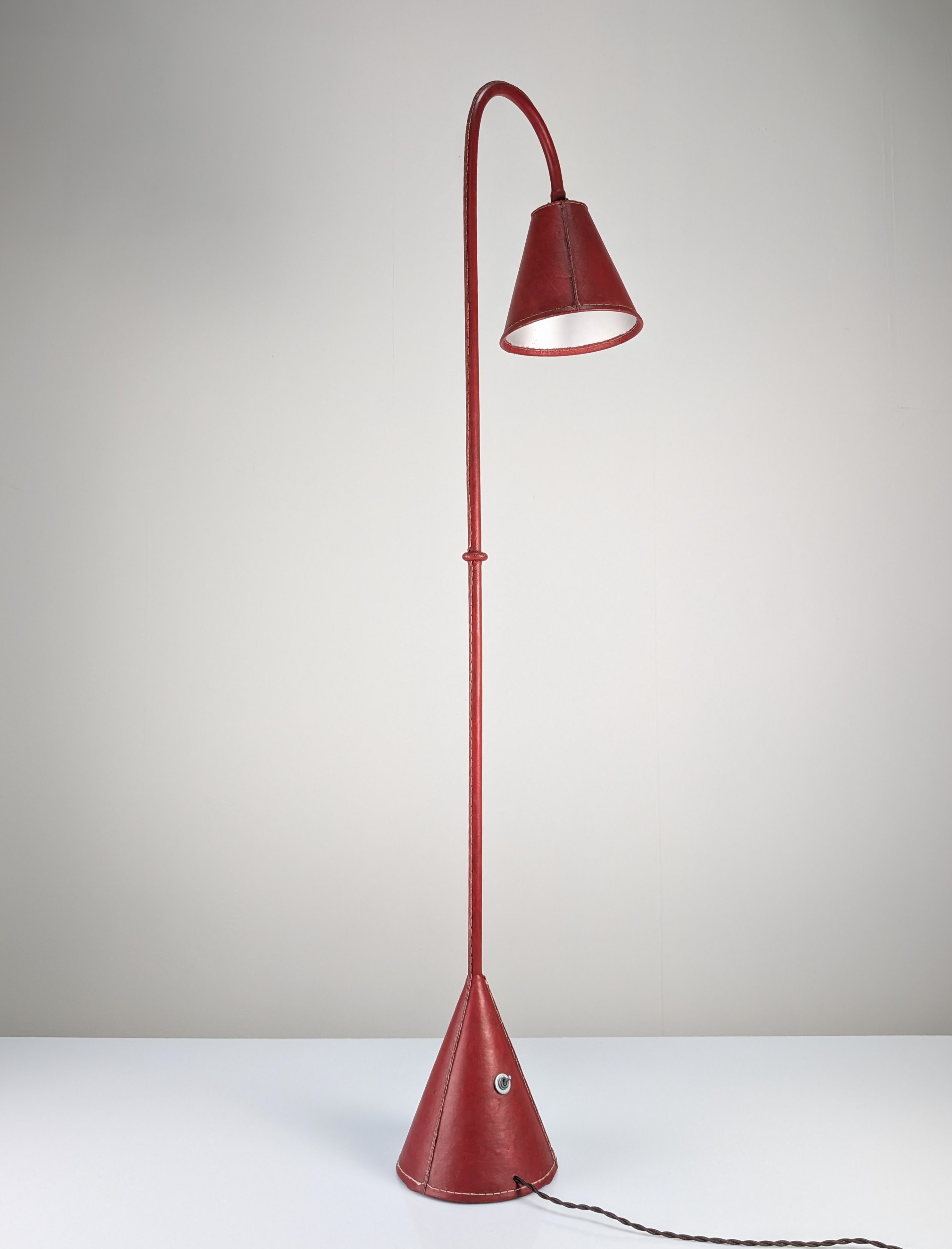 Lámpara de Pie Jacques Adnet en Cuero Rojo, Mid-Century Modern, Francia, 1960s - Imagen 11