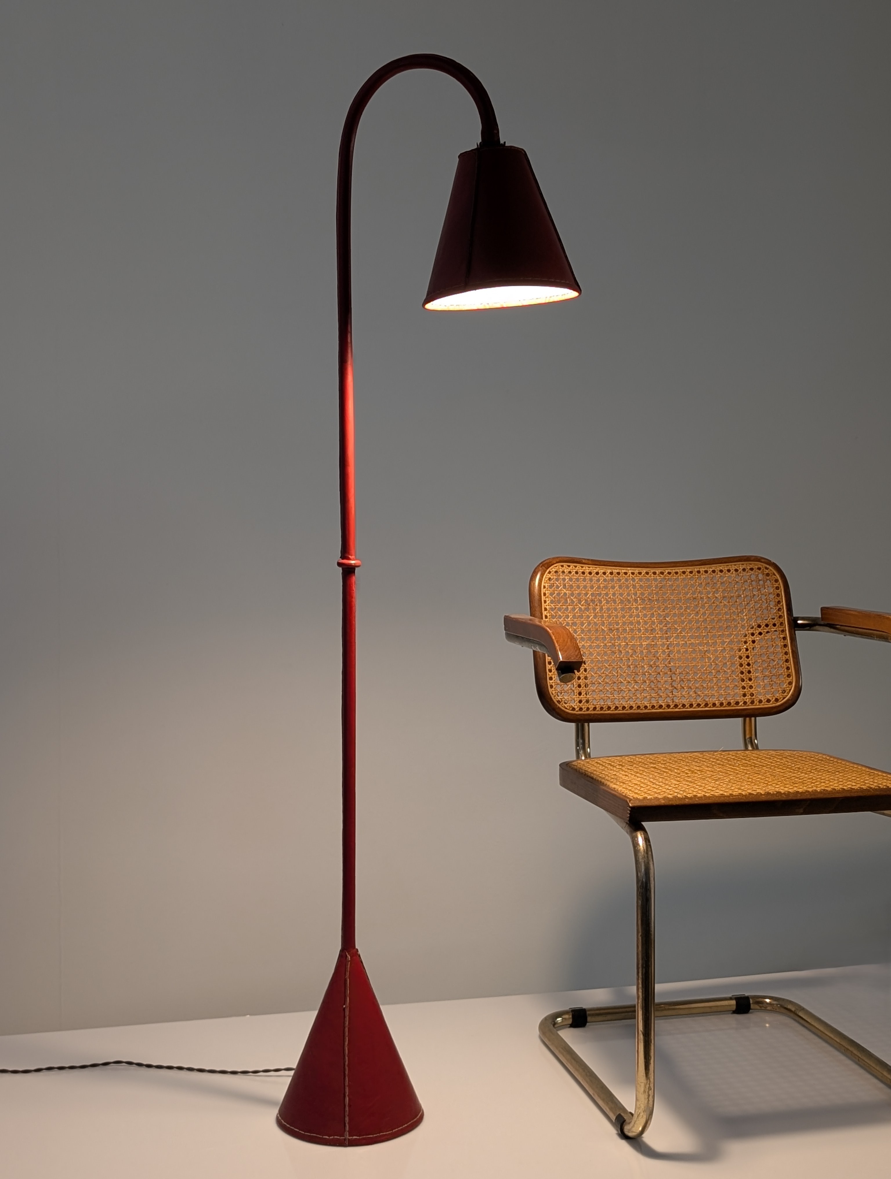 Lámpara de Pie Jacques Adnet en Cuero Rojo, Mid-Century Modern, Francia, 1960s - Imagen 2