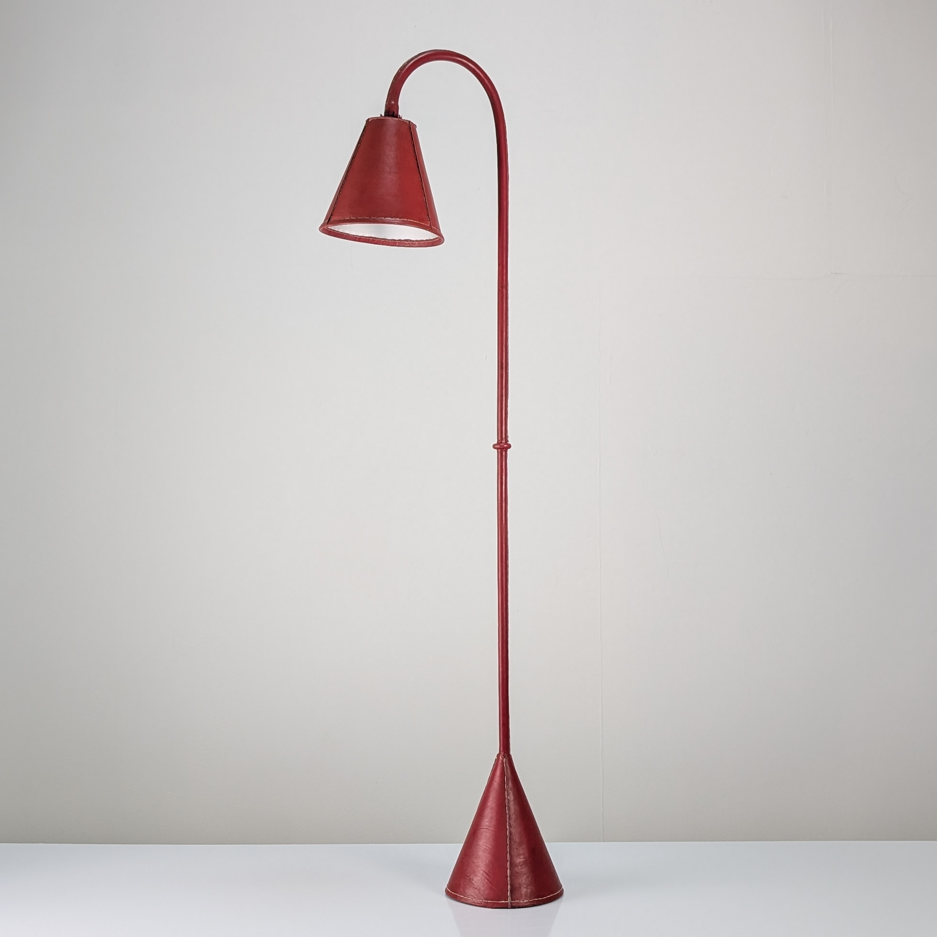Lámpara de Pie Jacques Adnet en Cuero Rojo, Mid-Century Modern, Francia, 1960s