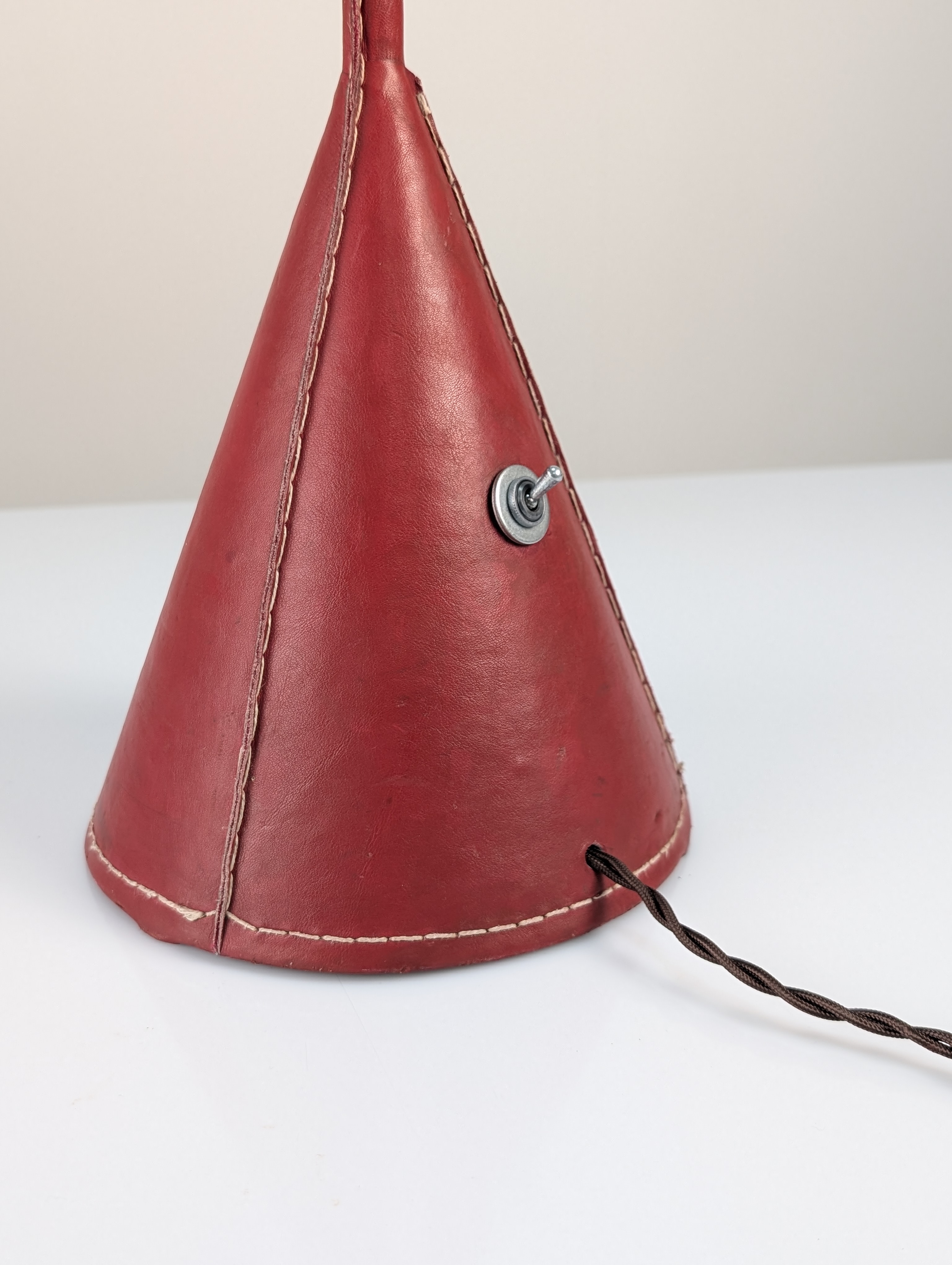 Lámpara de Pie Jacques Adnet en Cuero Rojo, Mid-Century Modern, Francia, 1960s - Imagen 9