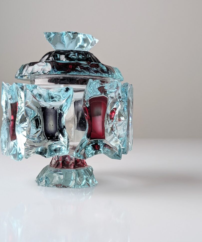 Bombonera Brutalista de Cristal Tallado con Tapa e Inserciones de Color, 1970s